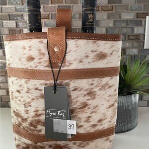 A2247. Wine bag. Cowhide. Holds 2